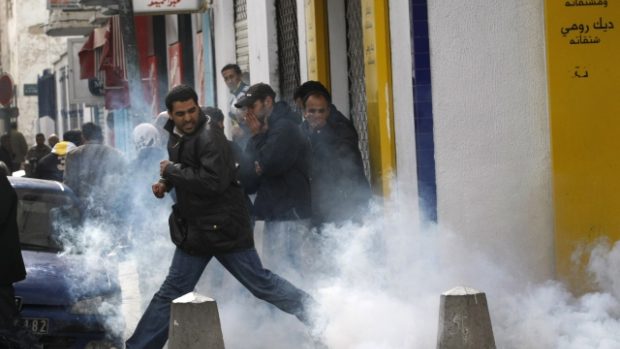 Nepokoje v ulicích tuniských měst pokračují