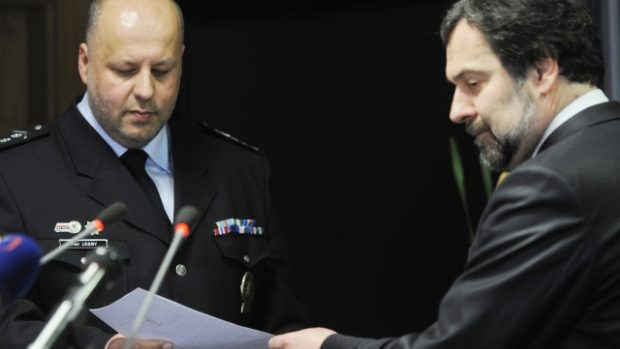 Ministr vnitra Radek John předal jmenovací dekret novému policejnímu prezidentovi Petru Lessymu.