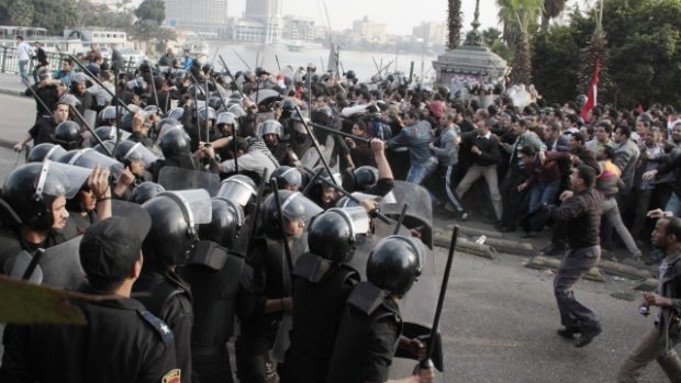 Policie v Káhiře tvrdě zasáhla proti demonstrantům.