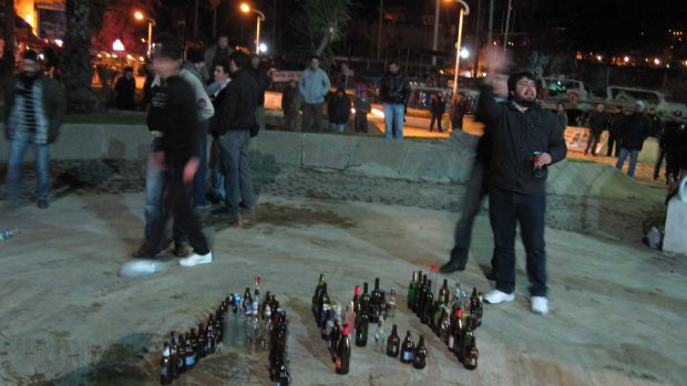 Protest mladých Turků proti zákazu pití alkoholu