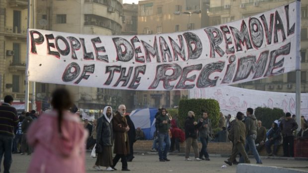 Demonstranti v Káhiře stále žádají změnu režimu