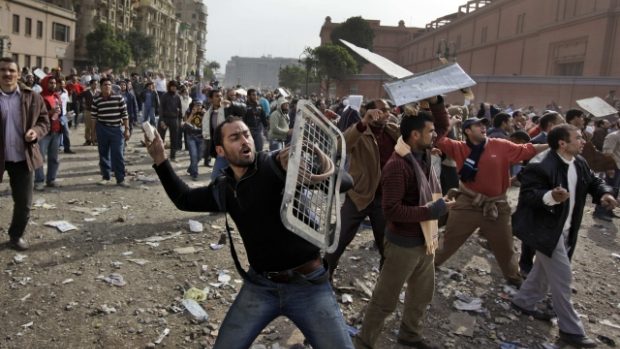 Ulicemi Káhiry stále zmítají násilnosti