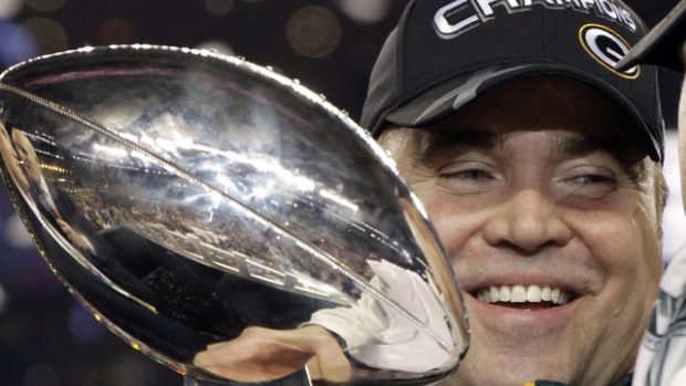 Hlavní trenér Green Bay Packers Vince Lombardi s trofejí pro vítěze NFL