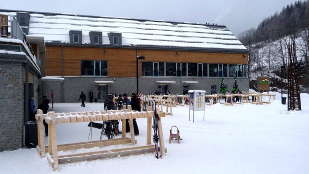 Zázemí nového skiareálu vyrostlo v Koutech nad Desnou doslova na zelené louce během jediného roku
