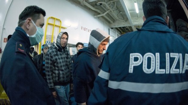 Italští policisté eskortují imigranty ze severní Afriky