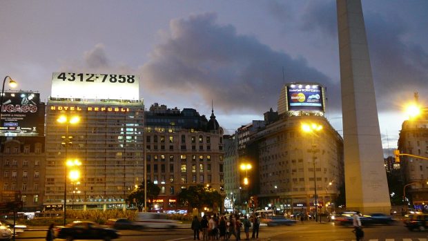 V Buenos Aires se stmívá a v tančírnách se začíná probouzet život