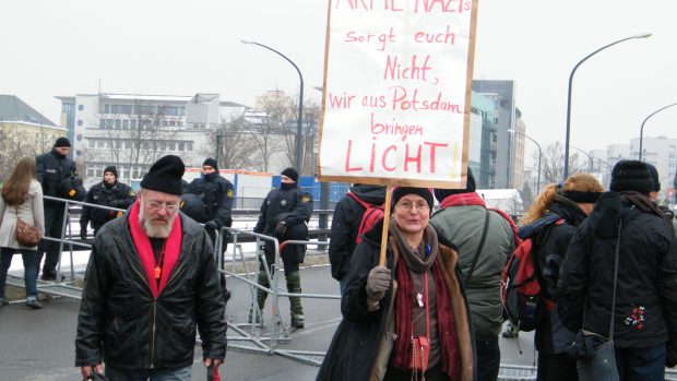 Drážďany - demonstranti na Budapešťském mostě