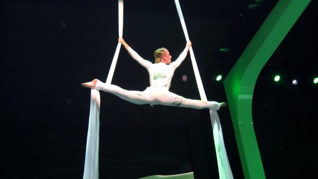 Akrobatické vystoupení před oficiálním představením designové studie Vision D
