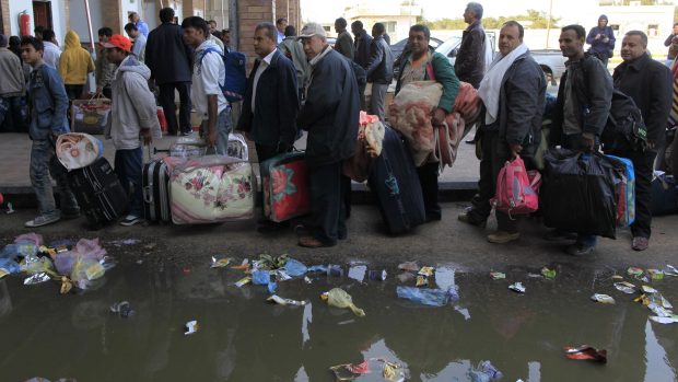 Uprchlíci z Libye čekají ve frontě na hranici s Tuniskem