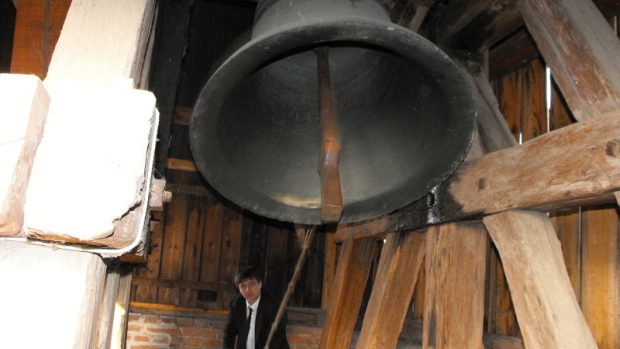 Mirek Pošvář zvoní na zvon v Rosicích