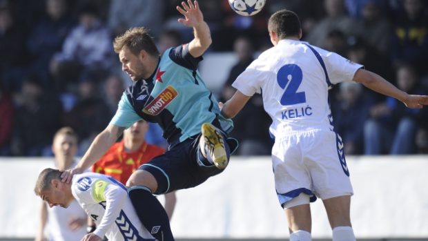 Liberečtí hráči Miroslav Holeňák (vlevo) a Renato Kelič (vpravo) a Zbyněk Pospěch ze Slavie Praha v utkání 19. kola Gambrinus ligy, které skončilo výhrou Pražanů.