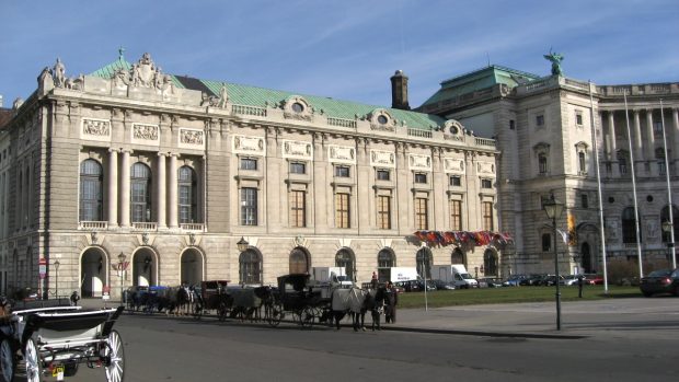 Asi nejznámějším stanovištěm fiakrů ve Vídni je prostranství před Hofburgem