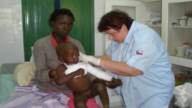 Humanitární pomoc ADRA ČR africké Keni - ošetření popáleného dítěte