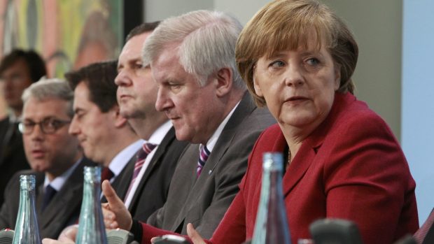 Německá kancléřka Angela Merkelová se dohodla se zemskými premiéry na dočasném odstavení sedmi jaderných elektráren
