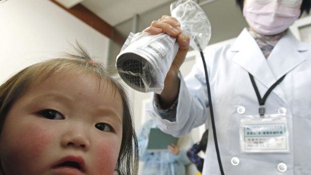 Lékařka kontroluje dítě z oblasti kolem jaderné elektrárny Fukušima