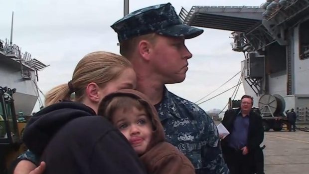 Americký voják se loučí s rodinou těsně před vyplutím do Libye.