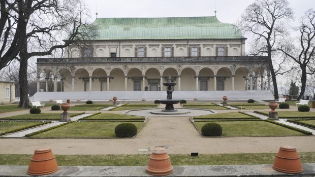 Letohrádek královny Anny má nový nátěr. Barva kamene nejvíc odpovídá barevnosti renesančních staveb. Historici přesnou barvu Belvedéru ale neznají.