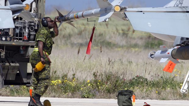 Technik kanadské armády při kontrole stroje CF-18 Hornet, který pomáhá zajišŤovat dodržování bezletové zóny nad Libyí