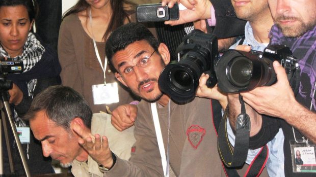 Novináři hovoří se zajatými Kaddáfího vojáky v Benghází