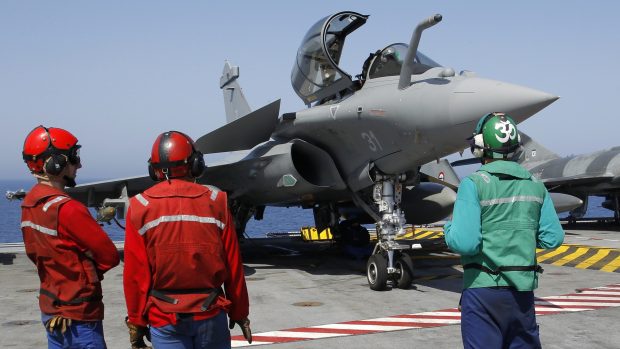 Letadla NATO dohlížejí na bezletovou zónu nad Libyí.