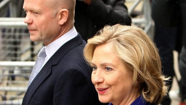 Britský ministr zahraničí William Hague a americká ministryně zahraničí Hillary Clintonová