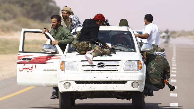 Libyjští povstalci ustupují před Kaddáfího vojsky