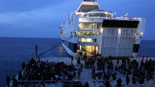 Převážně uprchlíci z Tuniska se naloďují na italský trajekt Excelsior