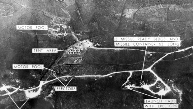 Po neúspěšné invazi do Zátoky sviní následovala Karibská krize - Letecký pohled USAF na kubánskou základnu raket středního doletu, Sagua la Grande, 17. října 1962