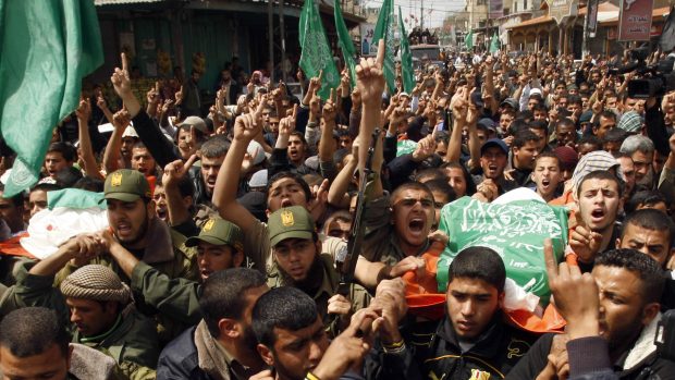 Palestinci nesou těla bojovníků Hamasu, které zabily izraelské letecké údery v pásmu Gazy