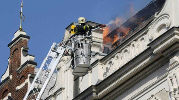 Hasiči likvidují požár v pražské Křižovnické ulici