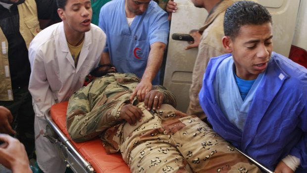 Povstalecký bojovník byl zraněn při útoku Kaddáfího sil na Adždábii