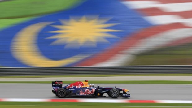 Jezdec RedBullu Sebastian Vettel při kvalifikaci na GP Malajsie - druhého závodu sezóny MS F1