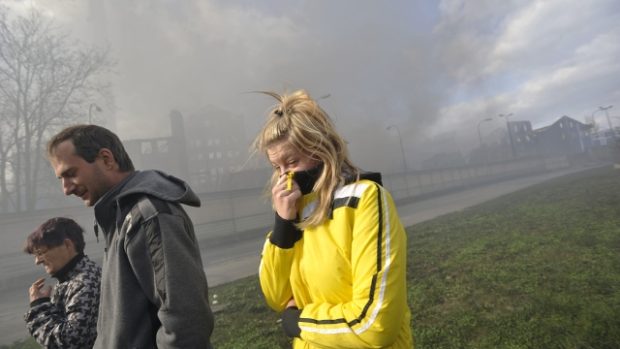 Chropyni zahaluje hustý dým z požáru továrny na plasty