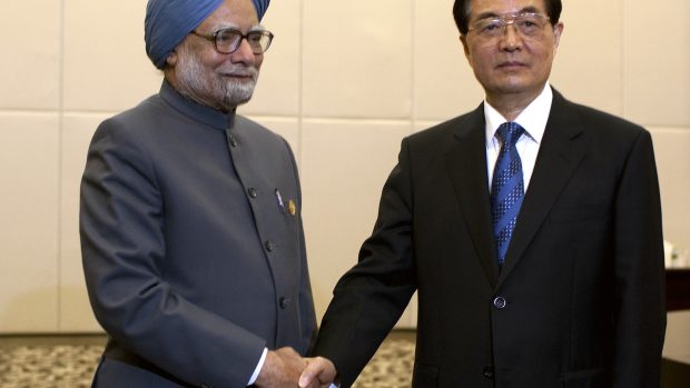 Premiér Manmohan Singh (vlevo) a prezident Chu Tin Tao spolu jednali o vzájemném obchodě.