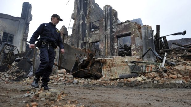 Policisté hlídají zdevastovaný areál firmy Remiva