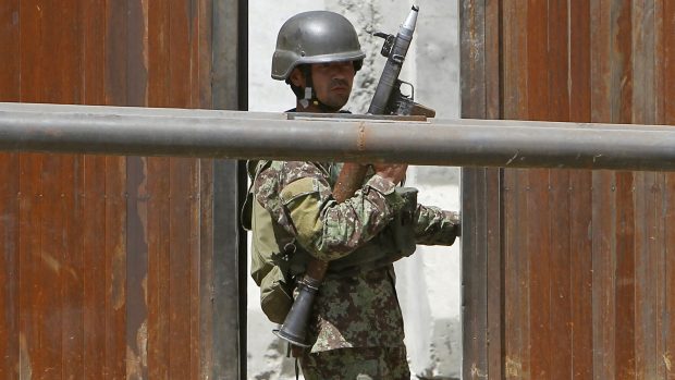Afghánský voják střeží vchod do budovy ministersta obrany