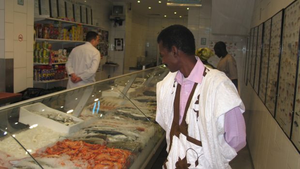 Rybář Ismael Lebaye z Mauritánie v bruselské  rybárně, která bere zboží od afrických a ne evropských dodavatelů