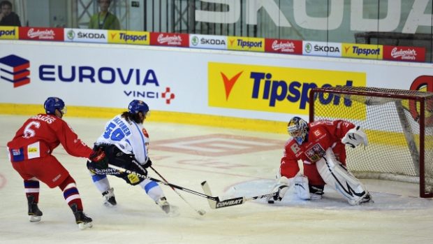 Ondřej Pavelec právě dostává gól od Aaltonena. Další už nedostal a Češi vyhráli 2:1