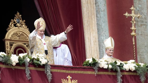 Papež Benedikt XVI. udílí ve Vatikánu požehnání Urbi et orbi - Městu a světu