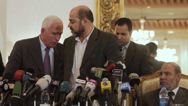 Vysocí představitelé Fatahu a Hamásu na tiskové konferenci v Káhiře