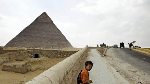 Prodavač suvenýrů na silnici k pyramidám v Gíze, kam stále nejezdí turisté