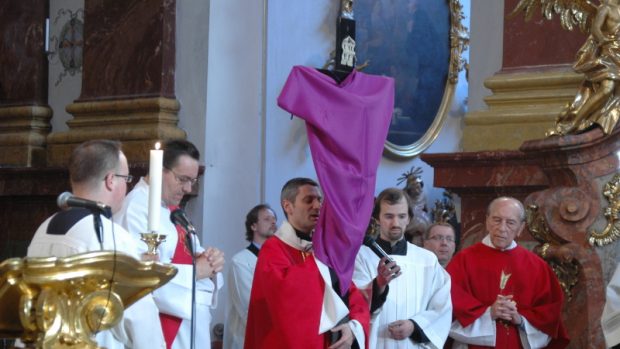 Odhalování kříže při velkopátečních obřadech