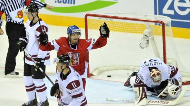 MS v ledním hokeji 2011, skupina D, Česko - Lotyšsko 30. dubna v Bratislavě. CZE Milan Michálek (uprostřed) slaví branku kterou Patrik Eliáš (není na snímku) srovnal na 22, zprava Edgars Masalskis, Kristaps Sotnieks a Oskars Cibulsk.jpg