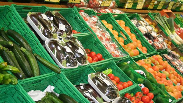 Přepravky se zeleninou v supermarketu (ilustrační foto)