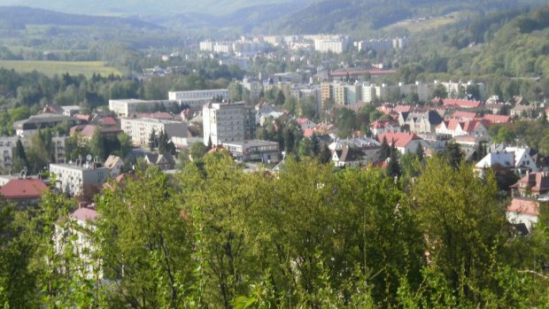 Pohled na Trutnov od pomníku generála Gablenze na vrchu Šibeník