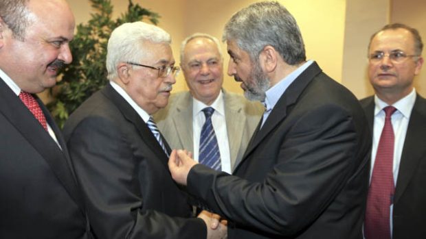 Mahmúd Abbás (uprostřed vlevo) a Chálid Mišal (uprostřed vpravo) dnes v Káhiře podepsali dohodu o usmíření
