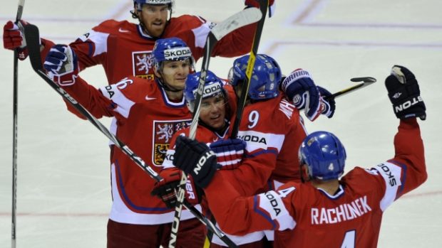 Čeští hokejisté slaví gól proti Finsku na MS