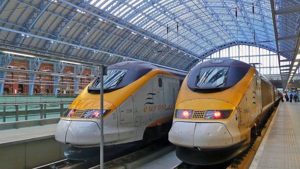 vlak Eurostar jezdící v tunelu La Manche