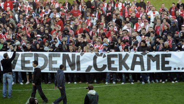 Protest fanoušků Slavie na hrací ploše v Edenu