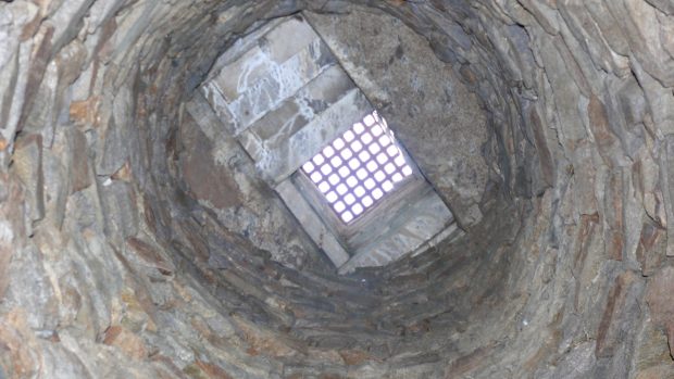 Studna v podzemních chodbách, která má ústí vedle kašny